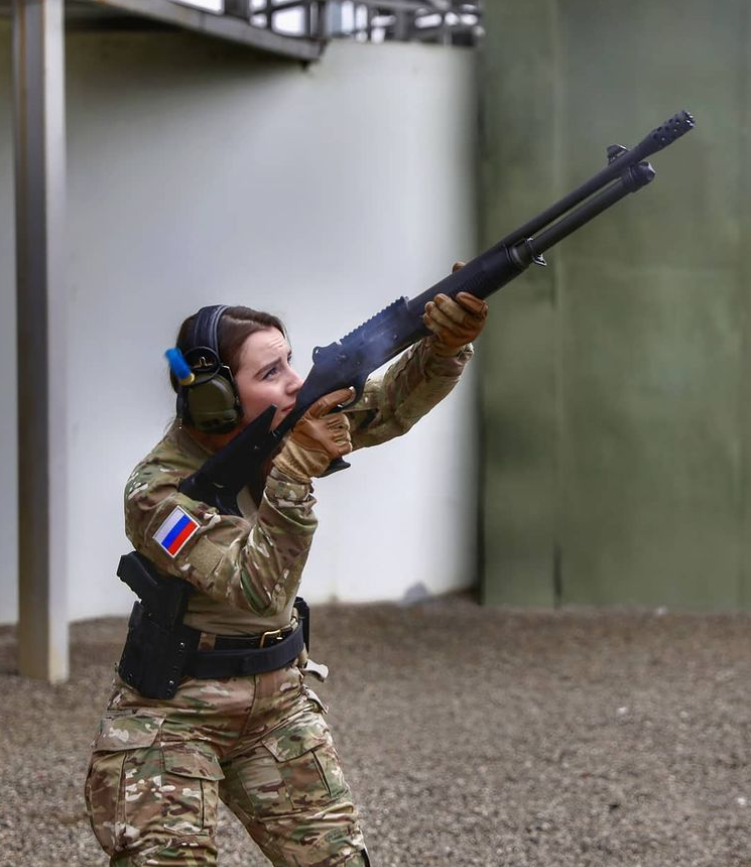 Từ năm 2015, Elena đã trở thành cái tên gây “sốt” mạng xã hội nhiều nước, từ Á tới Âu khi hóa trang thành nữ chiến binh. Cô nàng sở hữu vóc dáng nuột nà và gương mặt đẹp tựa " búp bê sống".