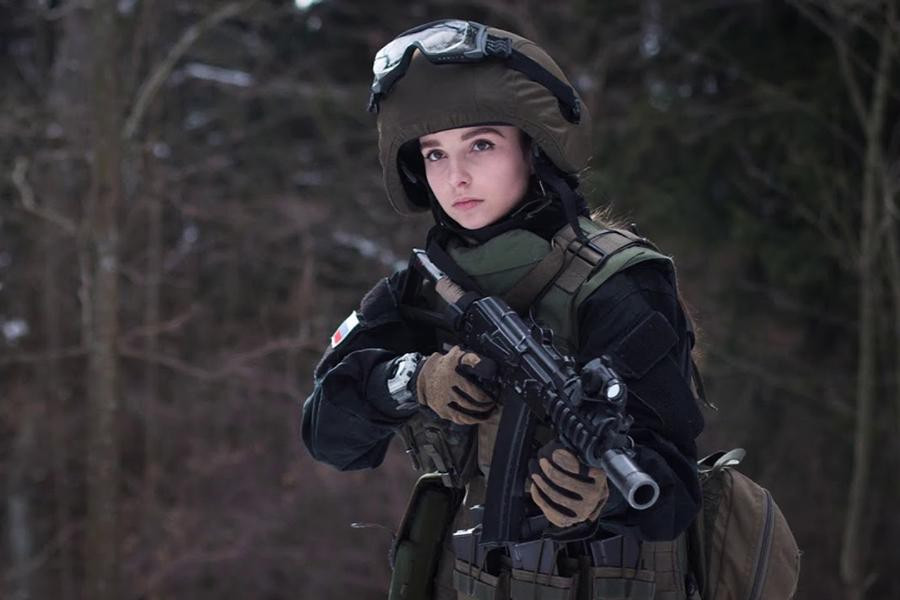 Bên cạnh sở thích về súng ống, các trang thiết bị quân sự, bông hồng Nga còn có đam mê với xe phân khối lớn. Thậm chí, nhiều người còn nhận xét, cô nàng có những thú vui chẳng phải là của phụ nữ.