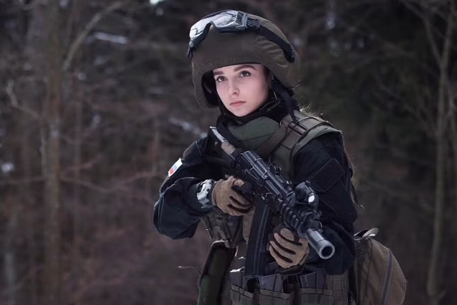 Bên cạnh sở thích về súng ống, các trang thiết bị quân sự, bông hồng Nga còn có đam mê với xe phân khối lớn. Thậm chí, nhiều người còn nhận xét, cô nàng có những thú vui chẳng phải là của phụ nữ.