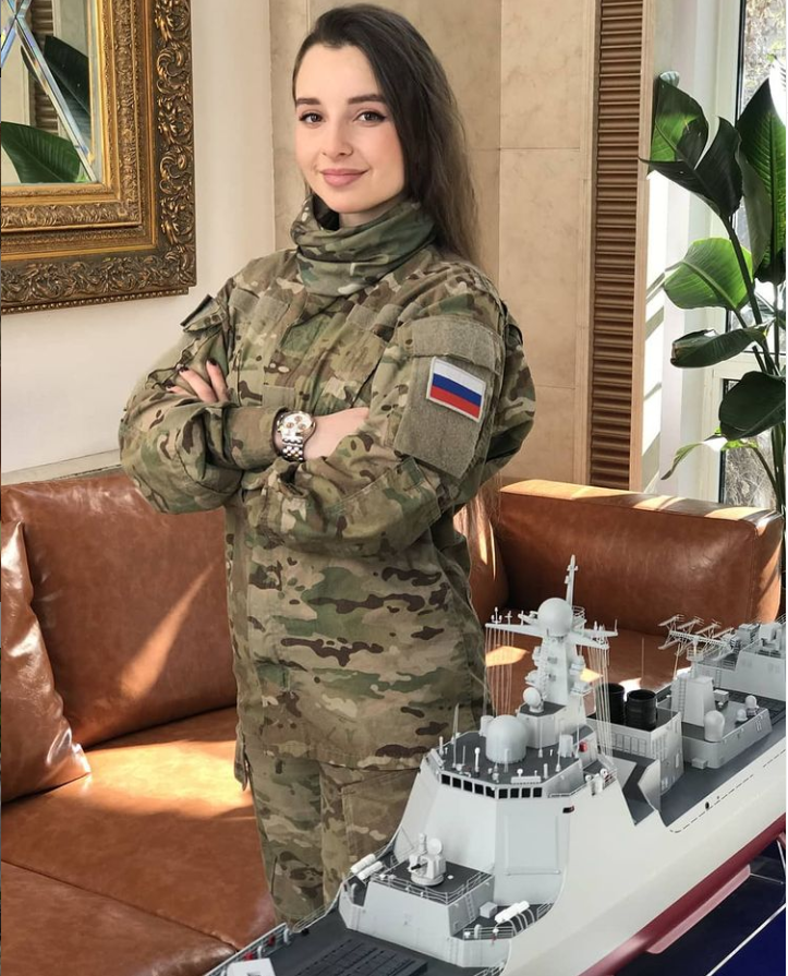 Elena Deligioz trở nên xinh đẹp, cá tính trong trang phục lính, điều mà các người mẫu ảnh thường không tự tin thể hiện bởi nó làm mất đi vẻ dịu dàng và quyến rũ.