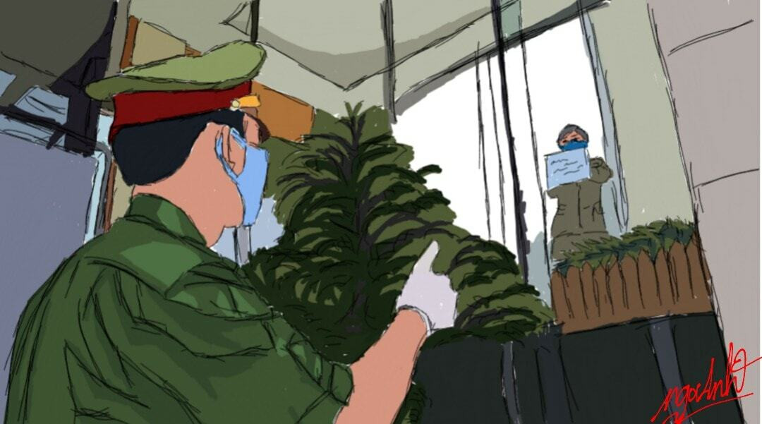 Bức hình chiến sĩ công an đi mua đồ cho người cách ly từng gây chú ý trên mạng xã hội.