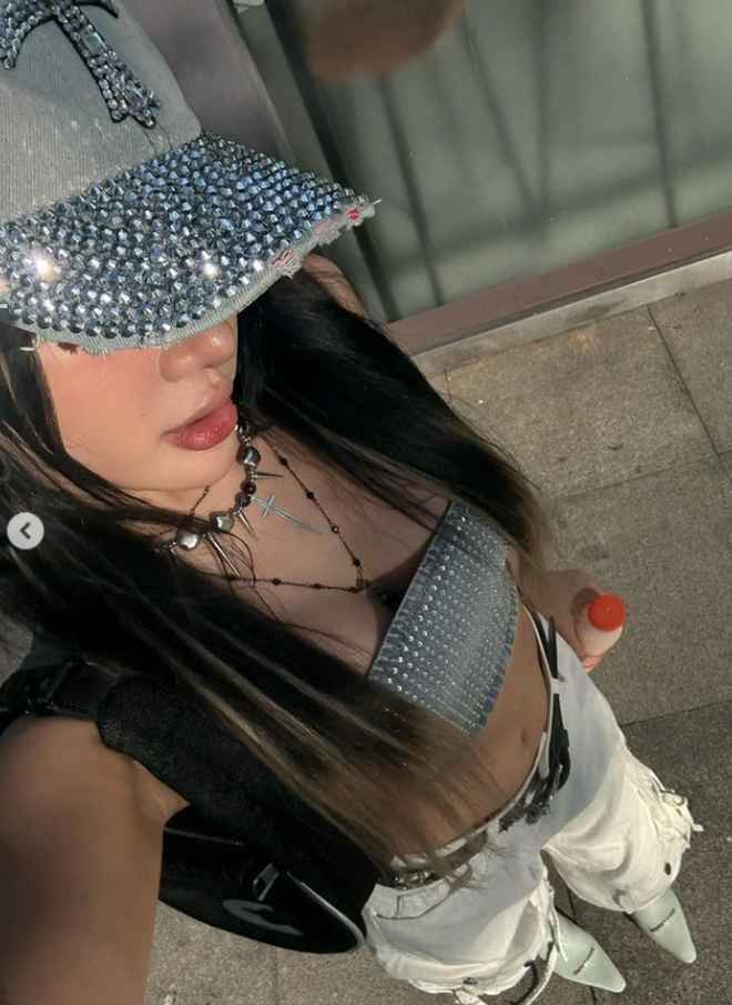 Được biết, Xuân Ca can thiệp dao kéo làm mũi và làm răng để tự tin hơn. Bên cạnh đó, nữ TikToker cũng nghiên cứu và lựa chọn ra phong cách trang điểm phù hợp với bản thân.