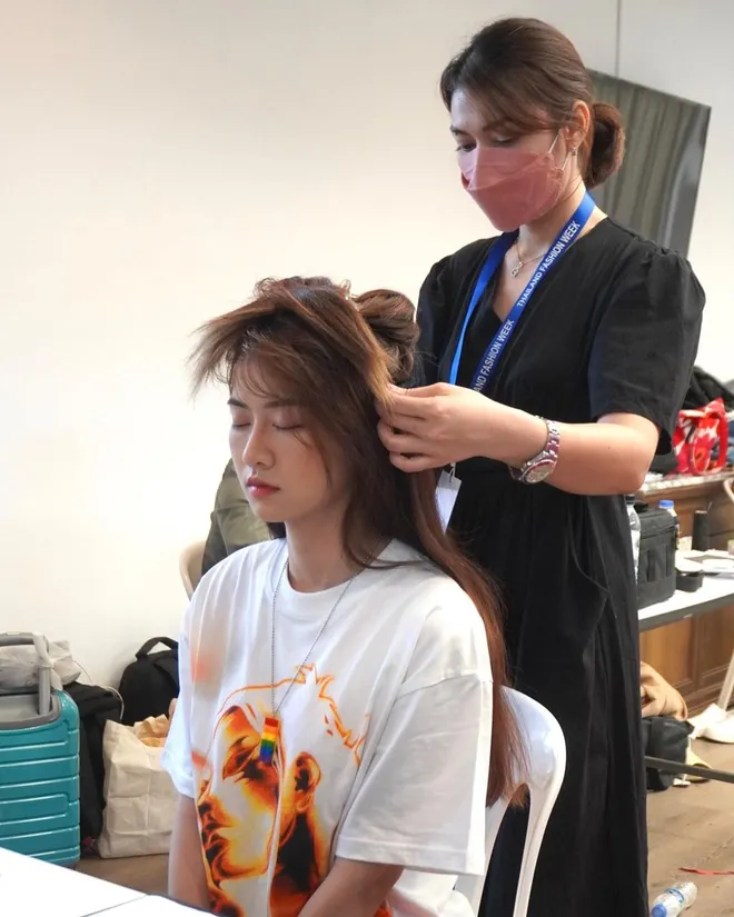 Không biết Lê Bống đã xảy ra chuyện gì, nhưng nhiều người đoán già đoán non rằng cô bị buộc phải "ép cân" nhanh để khoe được vòng eo nhỏ xíu.