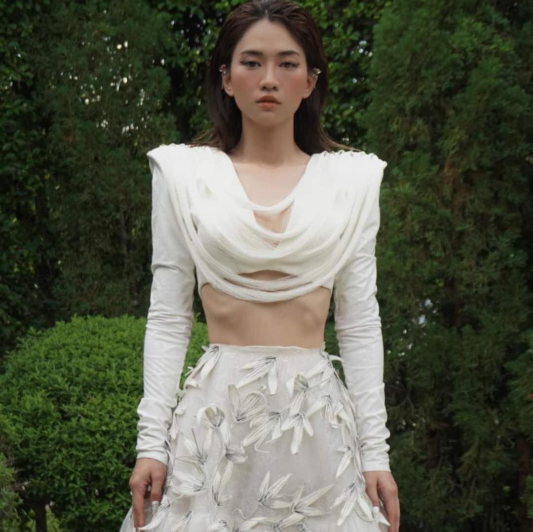 Bộ trang phục này quả thực rất hợp với Lê Bống, đủ gợi cảm mà vẫn duyên dáng, tinh tế nhẹ nhàng.