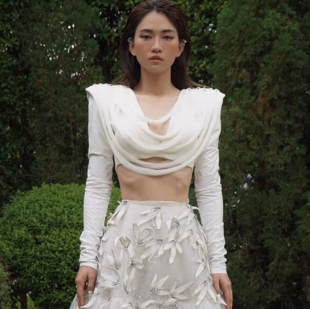 Bộ trang phục này quả thực rất hợp với Lê Bống, đủ gợi cảm mà vẫn duyên dáng, tinh tế nhẹ nhàng.