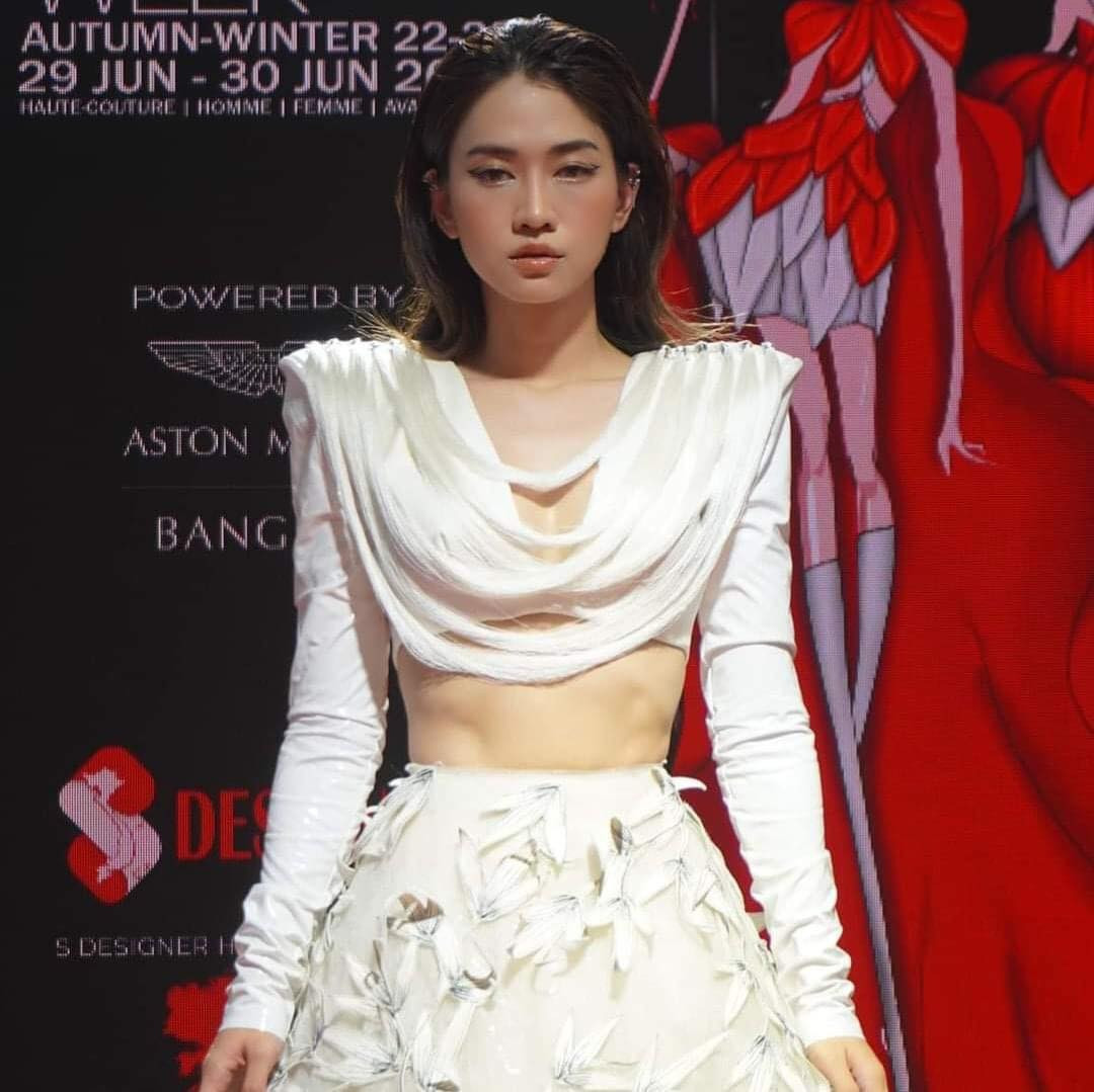 Lê Bống cũng đã chia sẻ những hình ảnh bên trong hậu trường show diễn mới đây. Cô nàng để tóc vuốt ngược, trang điểm thời thượng và cá tính với son bóng tông cam đất và kẻ mắt sắc, đeo kính áp tròng.