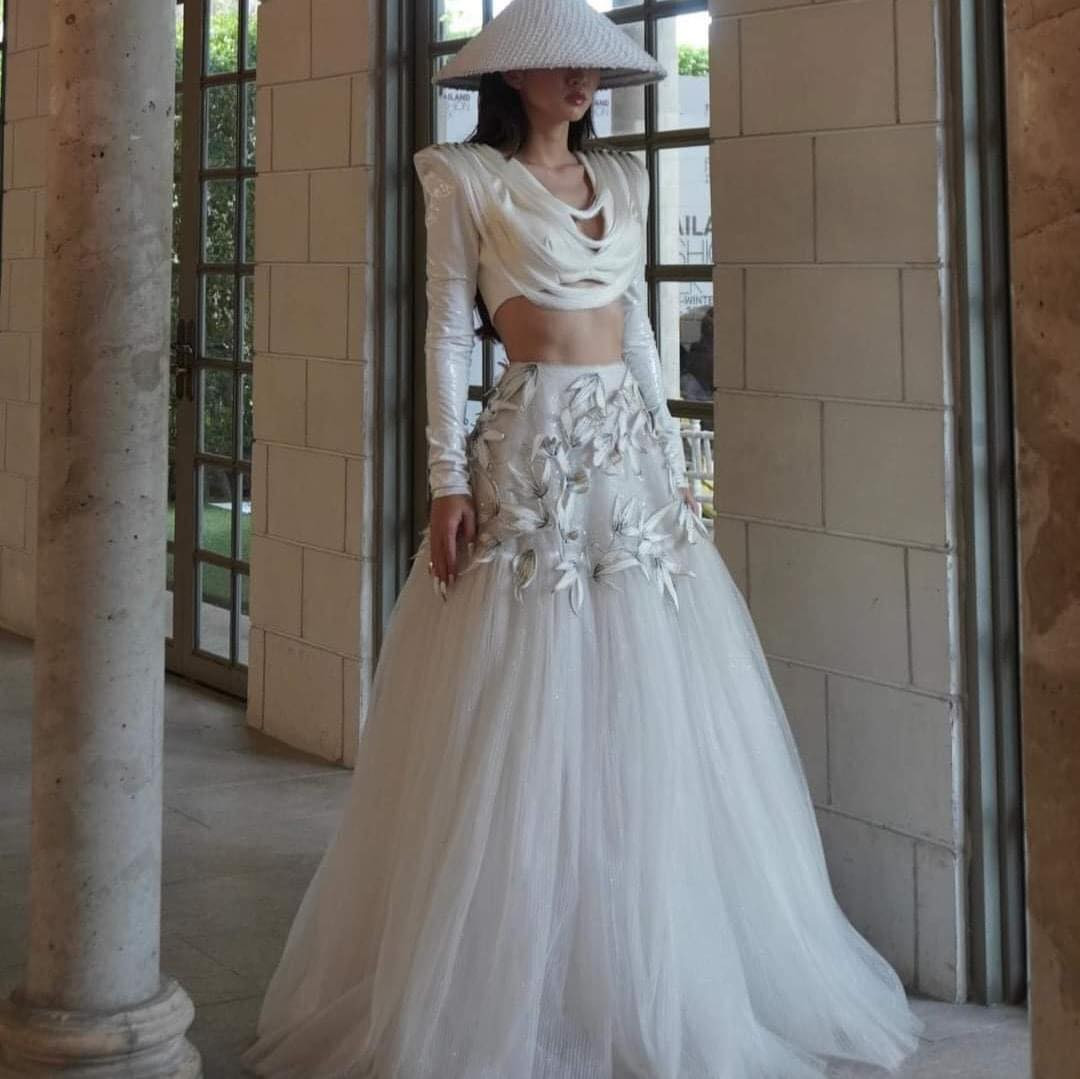 Tuy nhiên, nhiều người phát hiện ra, Lê Bống trưng gương mặt ủ dột suốt phần catwalk cũng như chụp ảnh cùng trang phục sau đó. Đây không phải là gương mặt lạnh lùng của một người mẫu, mà là bộ mặt khá buồn bã.