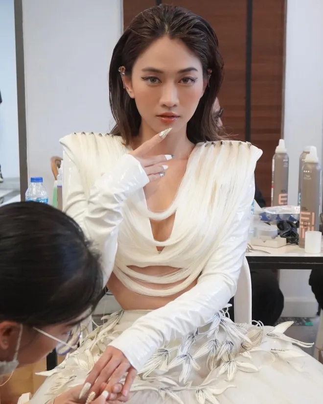 Tuy vướng phải nhiều tranh cãi, nhưng theo dõi phần trình diễn của hot girl Lê Bống tại Thái Lan, nhiều người đã gật gù đồng tình rằng cô đã tiến bộ, biết tiết chế bản thân và sải bước tự tin hơn so với sự kiện thời trang trong nước.