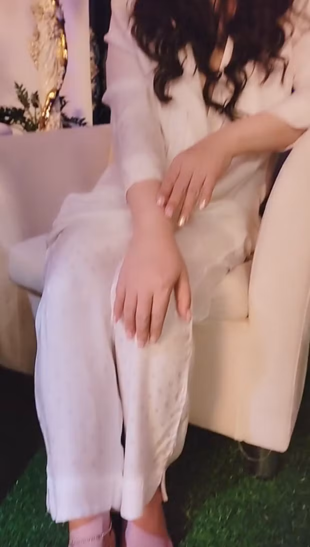 "Đẹp hơn lúc không trang điểm rất nhiều luôn.", "Mặt mộc xinh quá chị ơi! Phúc hậu thật." hay "Không trang điểm đẹp thật."... là những bình luận dân mạng để lại dưới clip của bà Phương Hằng.