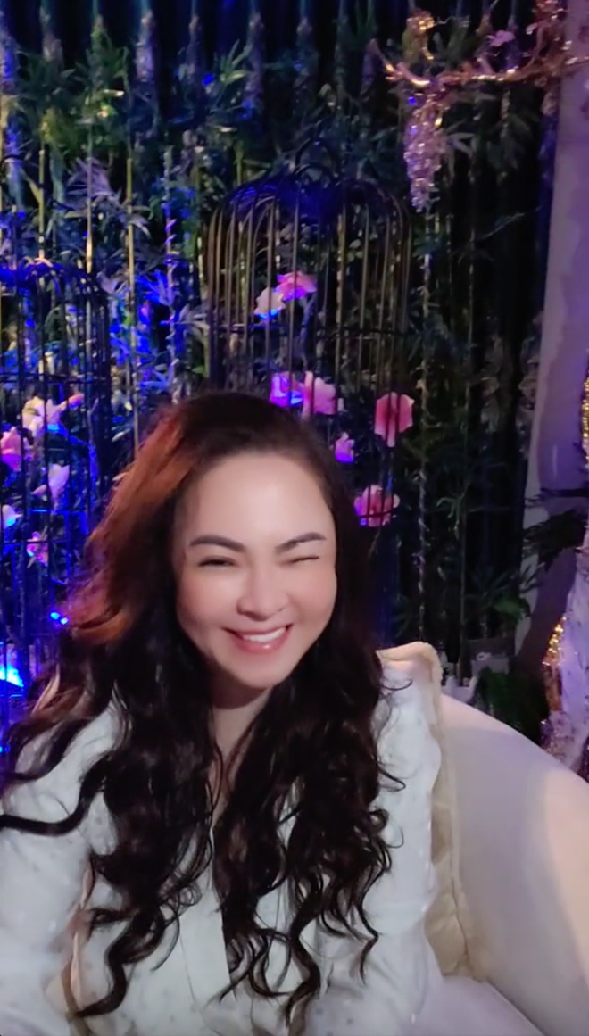 Mới đây, trong những đoạn clip trên TikTok, bà Nguyễn Phương Hằng lại liên tục tự khen mình trẻ và đẹp.