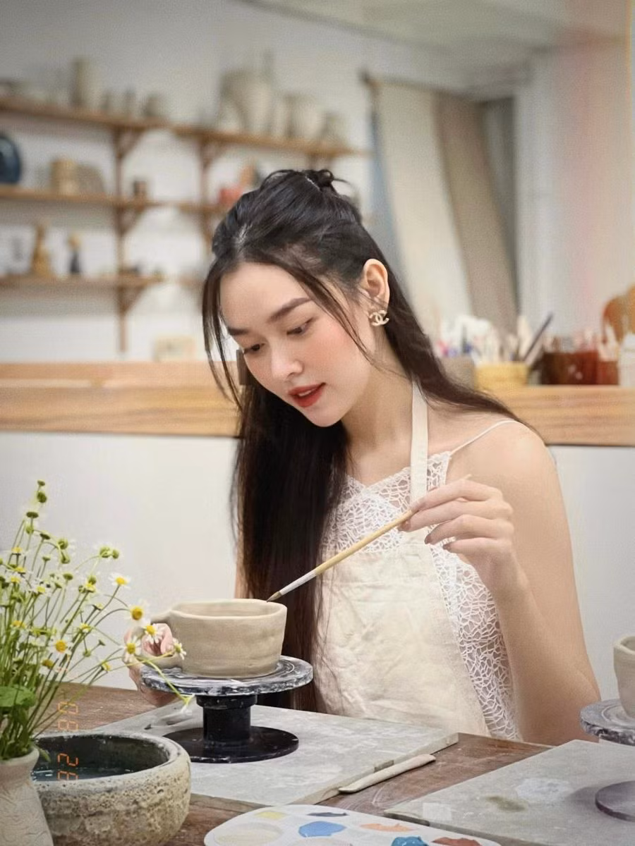 Được biết, Tường San đã giảm được 20kg sau sinh để có thân hình thon gọn, nuột nà như hiện tại. Gái xinh này từng tiết lộ, cô thuộc tuýp người dễ xuống cân nên khá thuận lợi khi quyết tâm thực hiện.