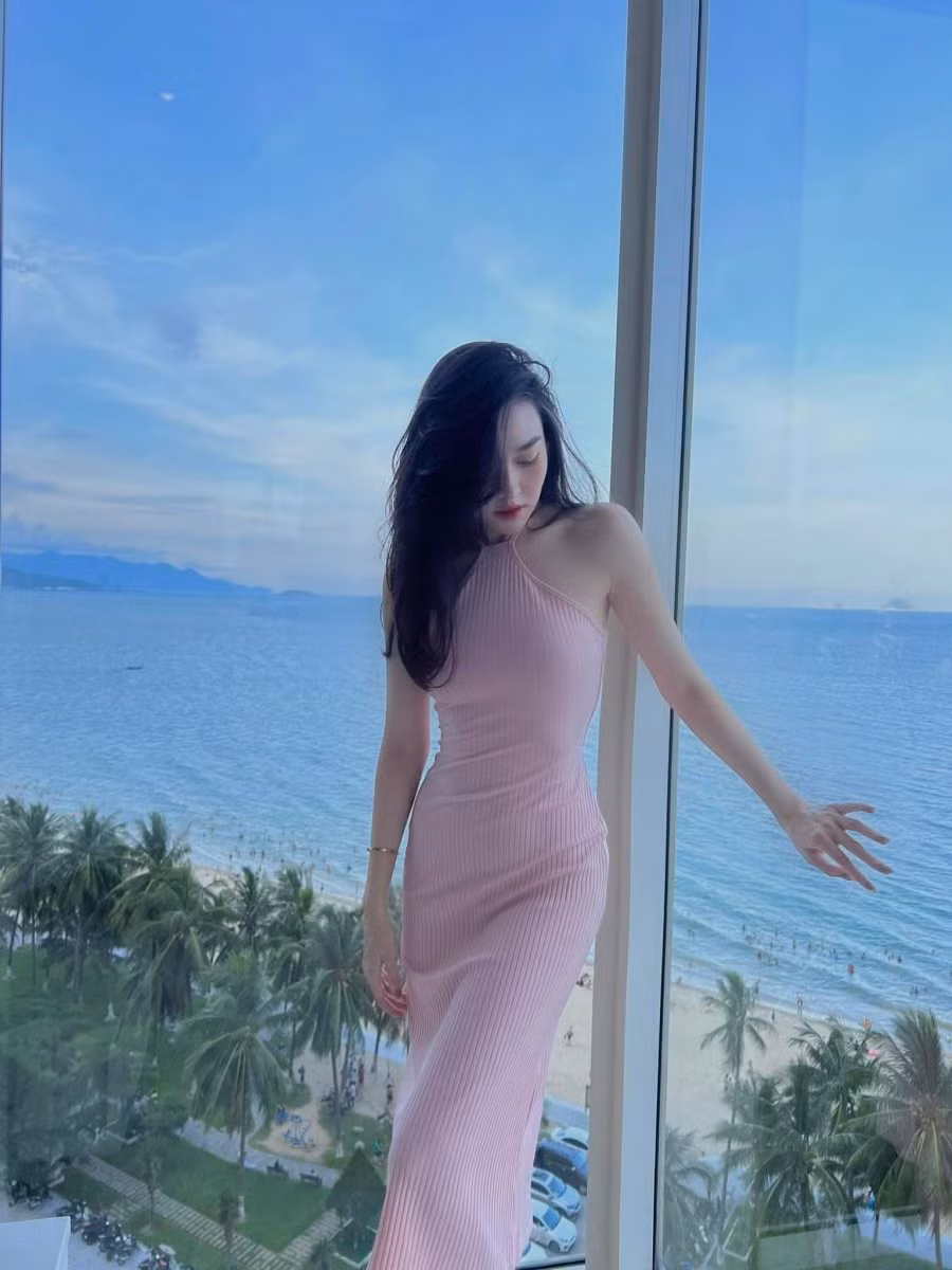 Tường San nhanh chóng lấy lại vóc dáng chuẩn hậu sau sinh và xuất hiện trước công chúng ở những sự kiện về sắc đẹp.