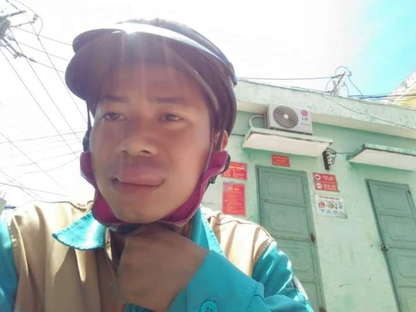 Chẳng mấy chốc, khuôn mặt của anh thợ xấu số này trở nên biến dạng theo vì những vết ong đốt.