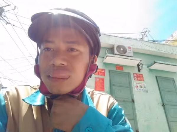 Chẳng mấy chốc, khuôn mặt của anh thợ xấu số này trở nên biến dạng theo vì những vết ong đốt.