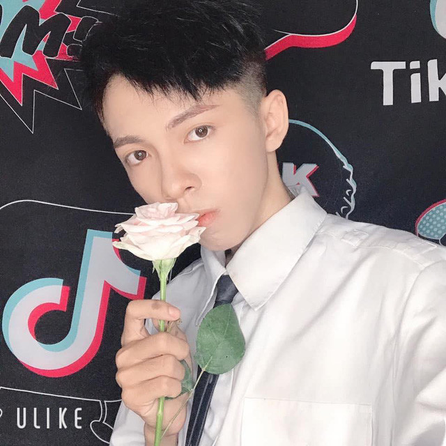 "Ăn nhiều vô để mắng mấy người kém duyên đó đi anh", "Đang ăn hủ tiếu mà nghe tin mình chết cái xỉu ngang" hay "Phản dame cực thư thái"... là những bình luận dân mạng để lại dưới clip của Võ Thành Ý đáp trả tin đồn thất thiệt về mình.