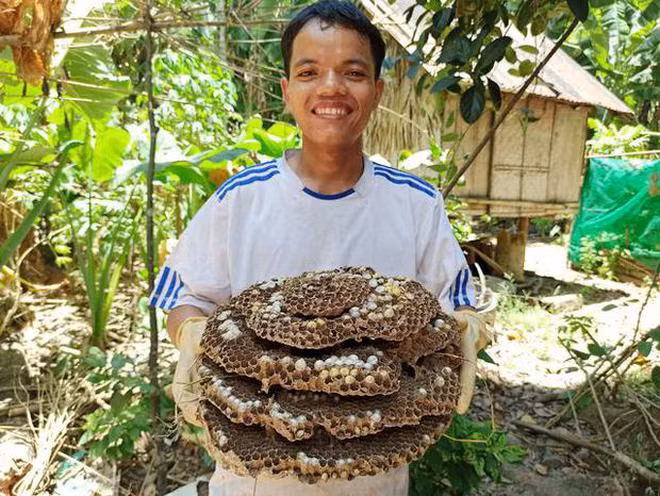 Nội dung video TikTok của Alăng Brắc cực kỳ mộc mạc, giản dị. Đó là câu chuyện về núi rừng, về những lần đi vớt cá mùa lũ, bắt tôm dưới khe đá hay lên nương đào gừng, đào nghệ hay chở vợ lên chợ huyện bán nông sản,... Tất cả sự thân thương đó cùng với nụ cười rạng rỡ, chân thật đã khiến những video của Alăng Brắc như chữa lành cho người xem.