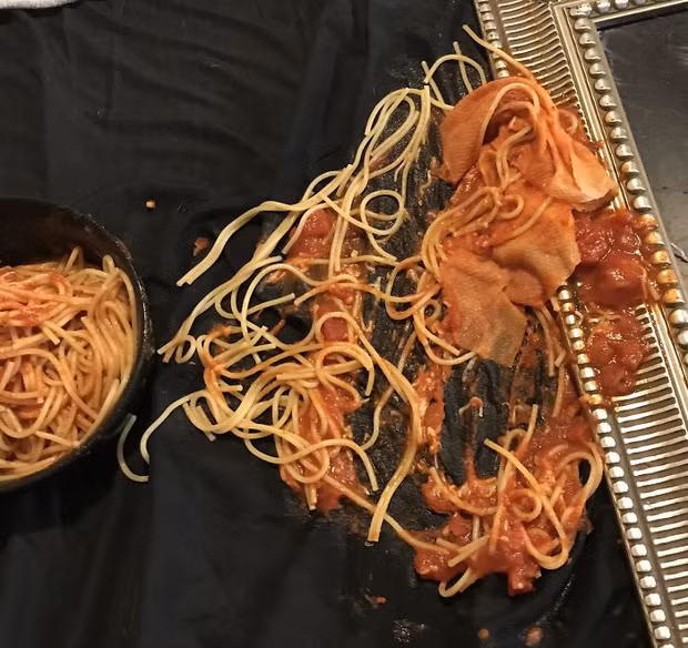 Bưng tô mì Ý chưa kịp ăn thì nó đã đổ hết xuống tấm khăn trải bàn.