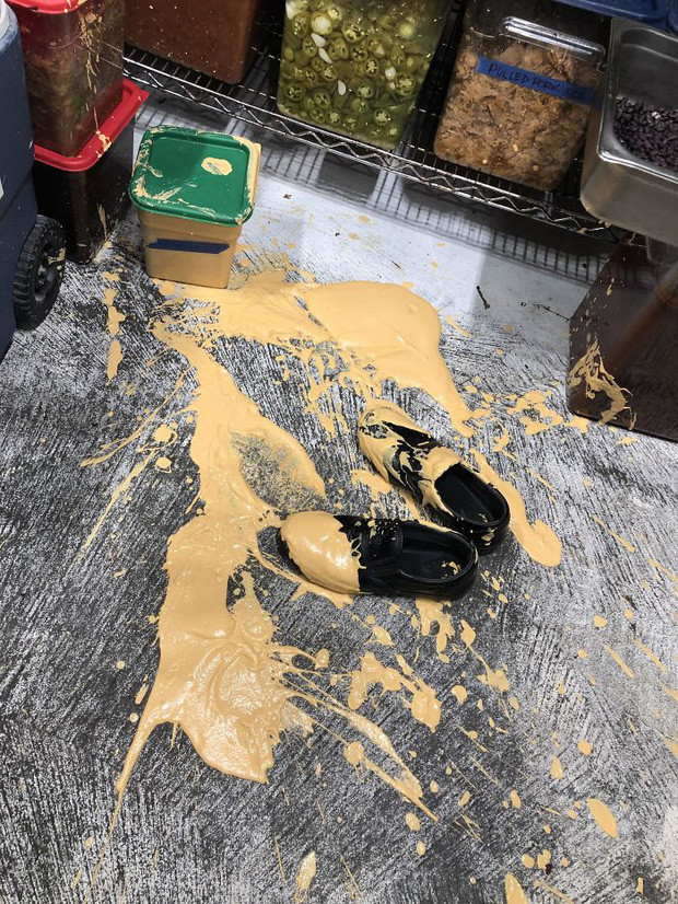 Làm đổ đầy phô mai lên đôi giày mới mua, ai khóc nỗi đau này…