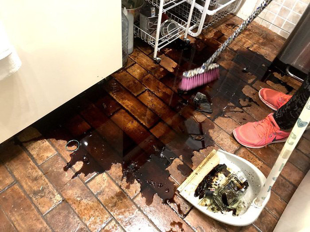 Bức ảnh có thể phát ra âm thanh, đó là tiếng khóc của người phải lau dọn "bãi chiến trường"