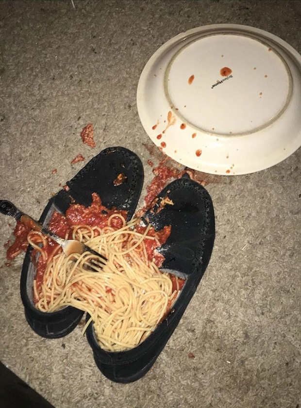 Đồ ăn thức uống sắp dâng tới miệng rồi mà còn bị "thần xui xẻo" cướp đi chắc hẳn nhiều người sẽ cảm thấy vô cùng bức xúc và chỉ biết trách tạo sao mình lại vụng về đến vậy.