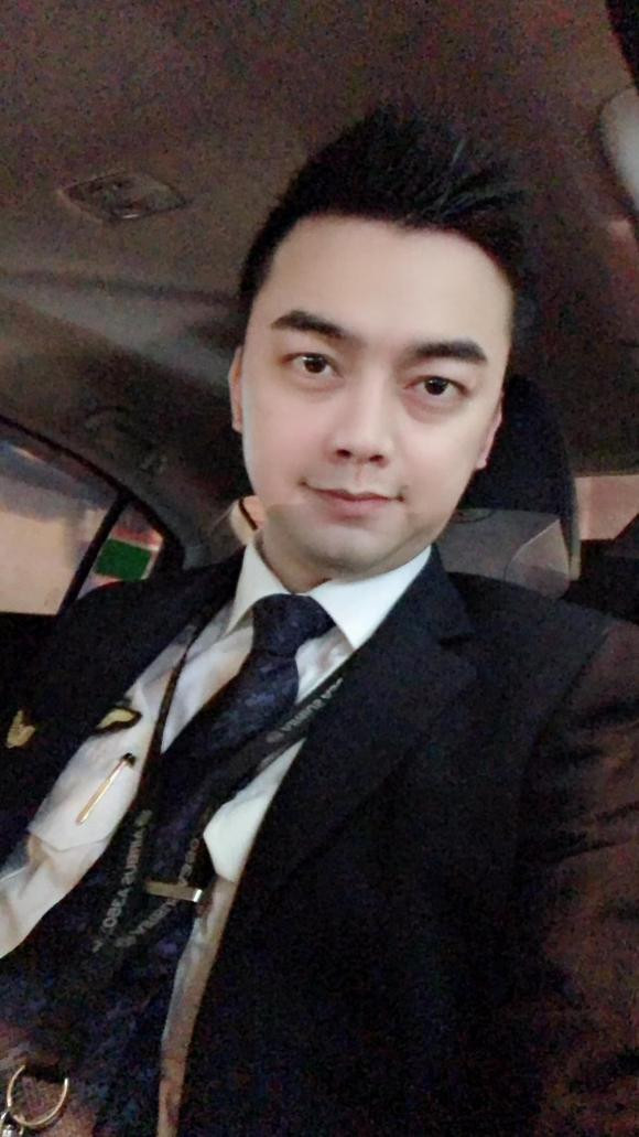 Theo đó, trong hình nam phi công nắm tay một cô gái, khoe hình xăm đôi là tên của Hà Duy và người yêu kèm theo trái tim.