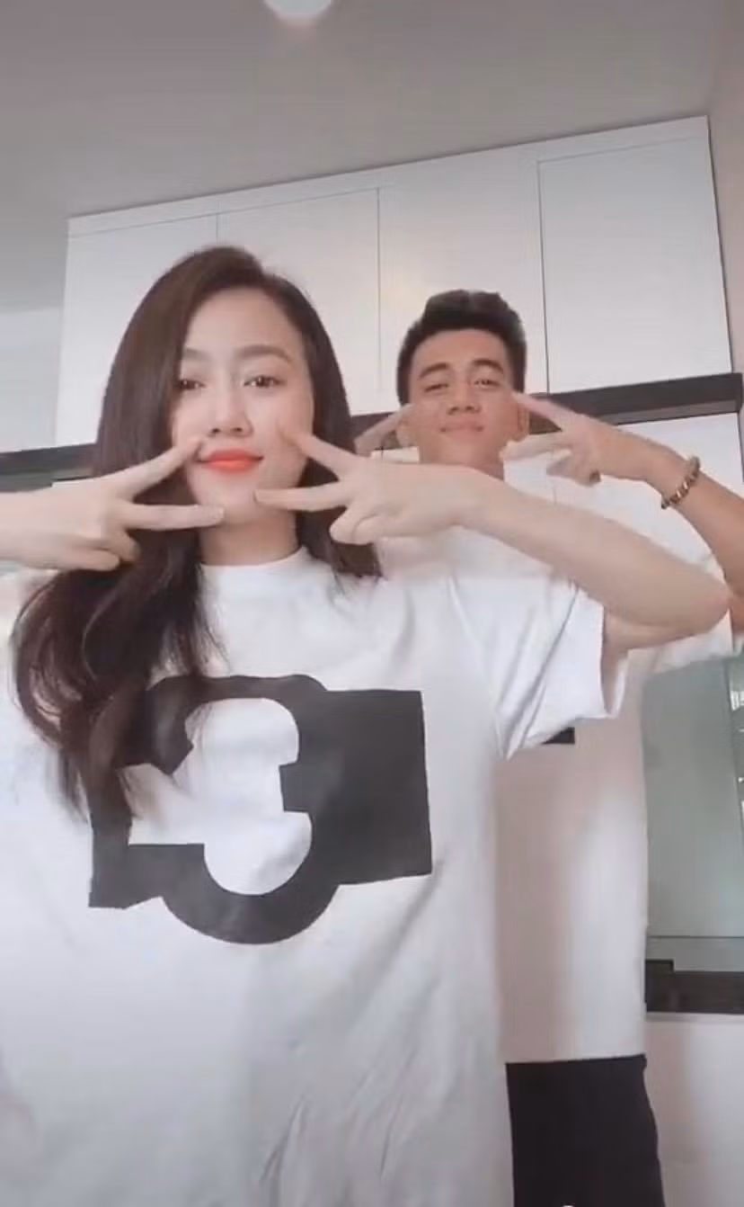 Tiến Linh và Hồng Loan từng rất thân mật khi cùng nhau xuất hiện trong clip đu trend.