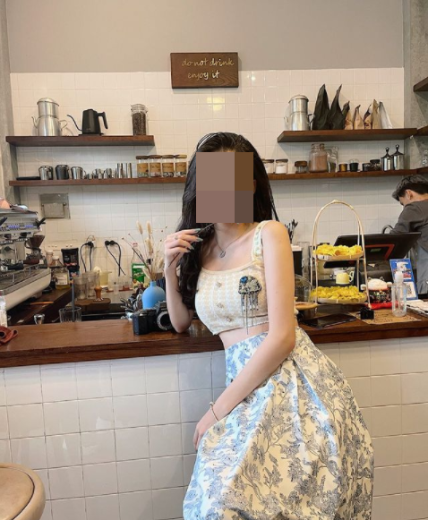 Không chỉ gây ấn tượng khi tham gia phim Về Nhà Đi Con và thi Hoa hậu Việt Nam 2020, A.T từng cộng tác cho một kênh truyền hình.