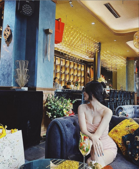 Trước khi đoạn clip nóng được cho là của A.T và bạn trai xuất hiện trên MXH, cô nàng từng nhận vô vàn lời khen từ dân mạng như: "Chị này vừa đẹp vừa hát hay, quả mũi của chị ấy siêu phẩm". "Ta nói con gái Hà Nam vừa xinh đẹp, vừa thân thiện hiền lành mà không tin cơ". "Theo dõi Facebook và biết chị này rất xinh gái"...