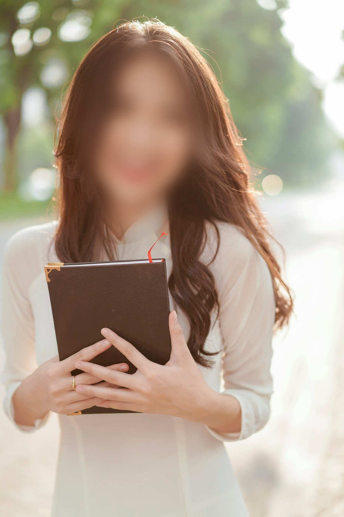 Sở hữu chiều cao 1m67, V.T.A.T thu hút người đối diện ngay từ những hình ảnh đầu tiên. Có được body bốc lửa, cô cũng thường xuyên xuất hiện là người mẫu quảng cáo cho nhiều nhãn hàng.