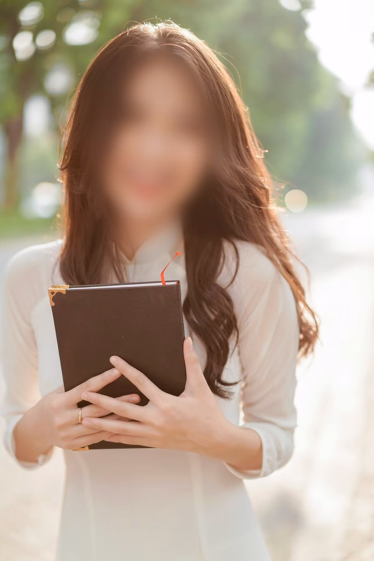 Sở hữu chiều cao 1m67, V.T.A.T thu hút người đối diện ngay từ những hình ảnh đầu tiên. Có được body bốc lửa, cô cũng thường xuyên xuất hiện là người mẫu quảng cáo cho nhiều nhãn hàng.