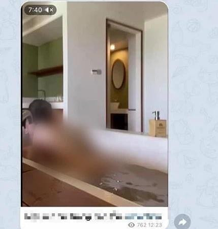 Hình ảnh về đoạn clip nóng được cho là của A.T được netizen truyền tay nhau với tốc độ chóng mặt.