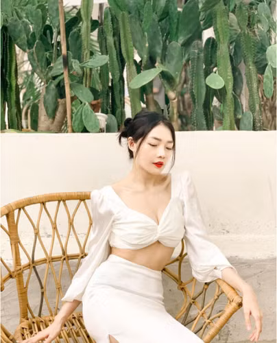 Nếu trên máy bay, Dương Thu Thảo nền nã, chỉn chu với đồng phục tiếp viên thì ngoài đời thường hot girl hàng không này có phong cách thời trang phóng khoáng, trẻ trung hơn rất nhiều.