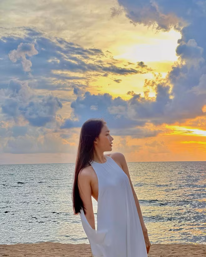 Chưa hết, Dương Thu Thảo còn cực chăm hoạt động trên MXH. Có lẽ đó cũng chính là lý do mà nữ tiếp viên hàng không có đến 370.000 người theo dõi trên TikTok và con số này ở Instagram là 66.000 lượt.