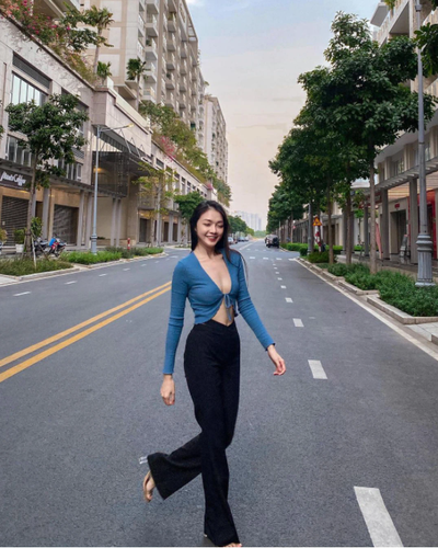 Trên trang cá nhân, Dương Thu Thảo được cộng đồng mạng ưu ái gọi bằng cái tên "Hoa khôi tiếp viên".