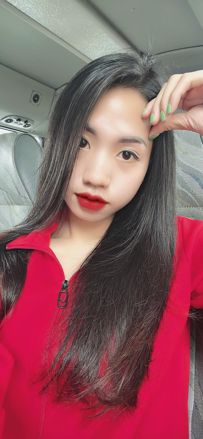 Nữ cầu thủ thu hút sự chú ý của mọi người nhờ gương mặt đáng yêu bầu bĩnh của mình, dù chỉ sở hữu chiều cao khá khiêm tốn 1m59.