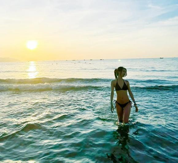 Mới đây, nữ cầu thủ xinh nhất của đội tuyển Việt Nam nói riêng và bóng đá nữ Việt Nam nói chung đã chia sẻ những bức ảnh thu hút sự chú ý của giới mộ điệu, đặc biệt là các fan nam. Cô gái quê Hà Nam đã diện bikini màu đen tôn làn da trắng của mình bên bờ biển.