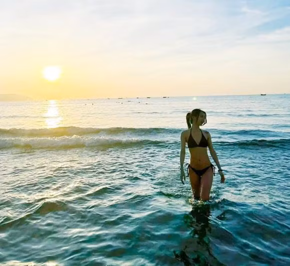 Mới đây, nữ cầu thủ xinh nhất của đội tuyển Việt Nam nói riêng và bóng đá nữ Việt Nam nói chung đã chia sẻ những bức ảnh thu hút sự chú ý của giới mộ điệu, đặc biệt là các fan nam. Cô gái quê Hà Nam đã diện bikini màu đen tôn làn da trắng của mình bên bờ biển.