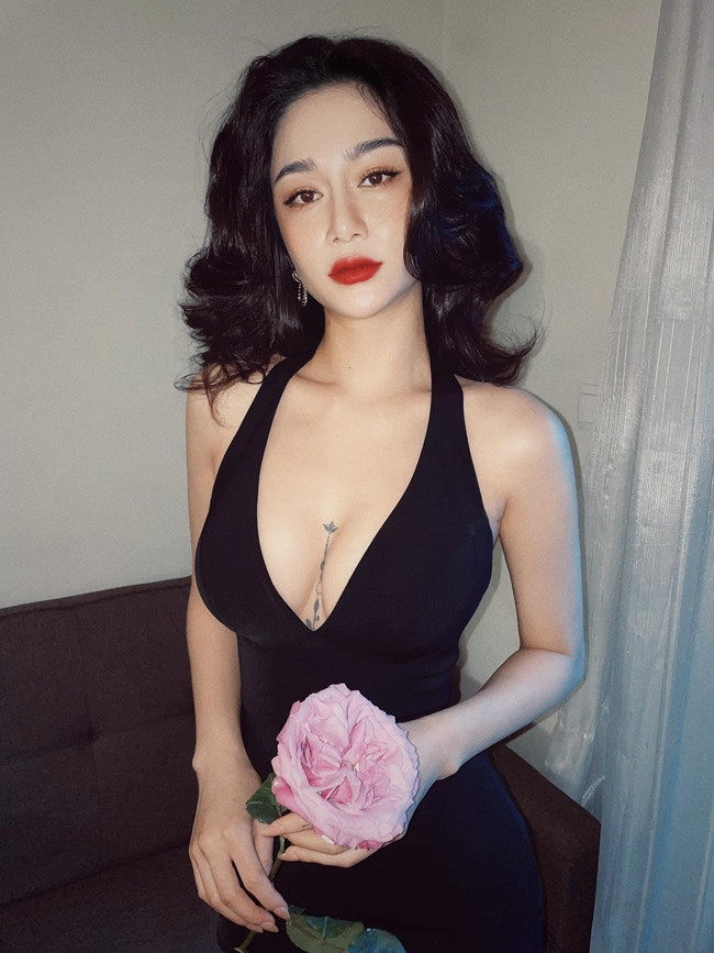 Chẳng những xinh đẹp, Ngọc Bích còn sở hữu vóc dáng chuẩn. Để giữ được hình thể đẹp, hot girl Quảng Ninh áp dụng chế độ ăn, tập điều độ.