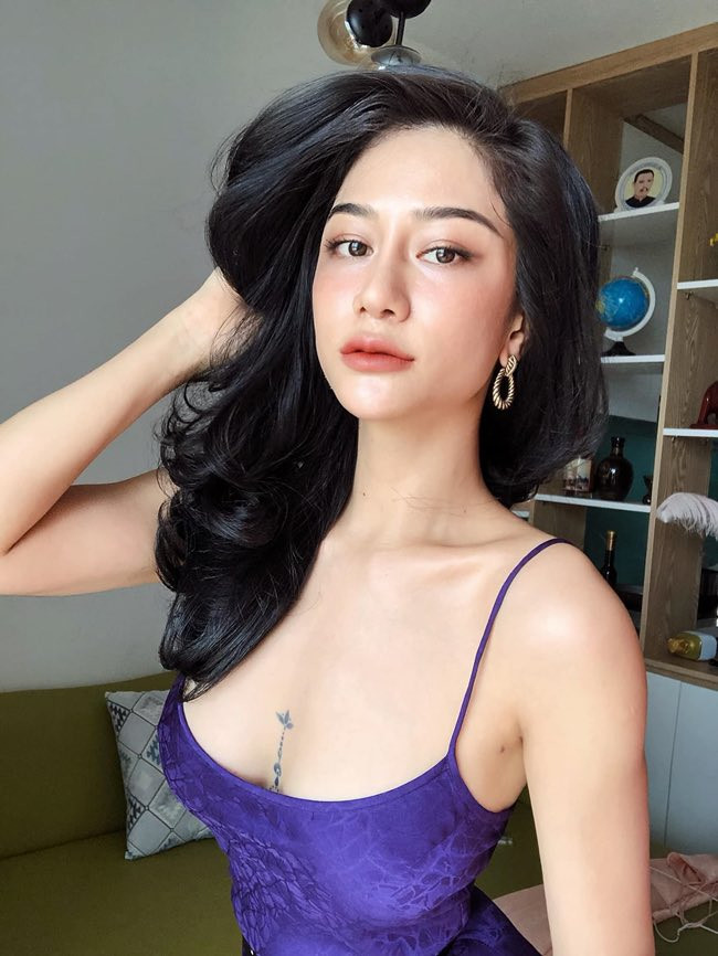 Nhờ lợi thế gương mặt xinh đẹp, cùng vóc dáng bốc lửa, người đẹp thường xuyên chưng diện những thiết kế táo bạo.