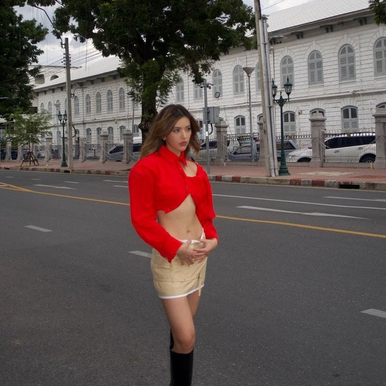 Dù đã có body mình hạc xương mai, Trúc Anh vẫn ưu tiên những gam màu trung tính, tối giản và không lựa chọn trang phục có màu sắc quá nổi bật.