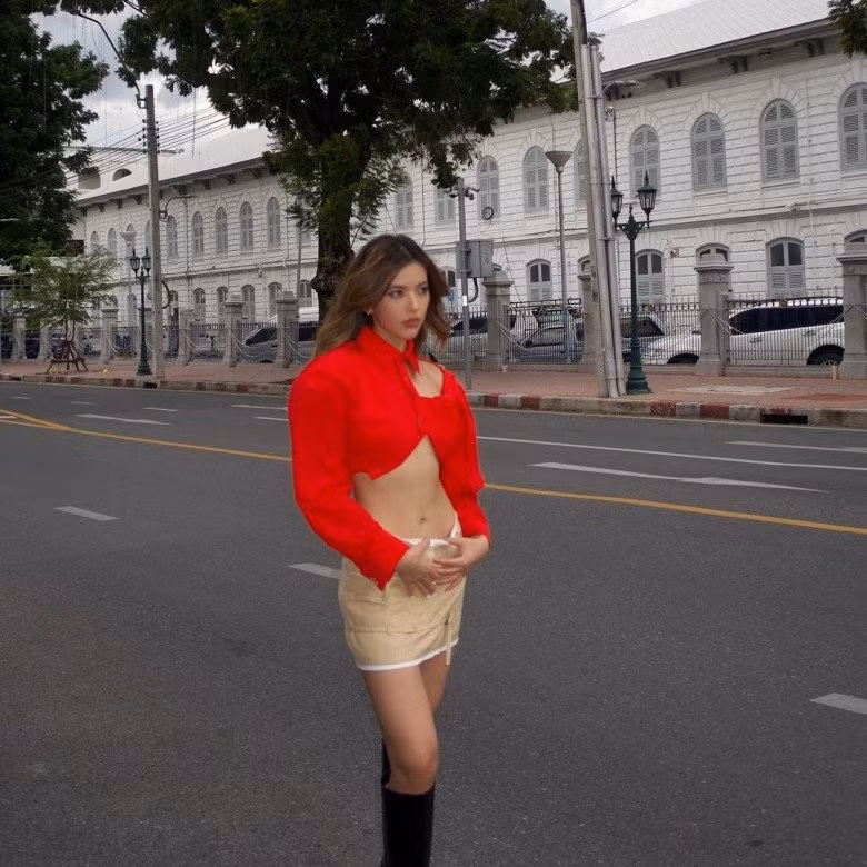 Dù đã có body mình hạc xương mai, Trúc Anh vẫn ưu tiên những gam màu trung tính, tối giản và không lựa chọn trang phục có màu sắc quá nổi bật.