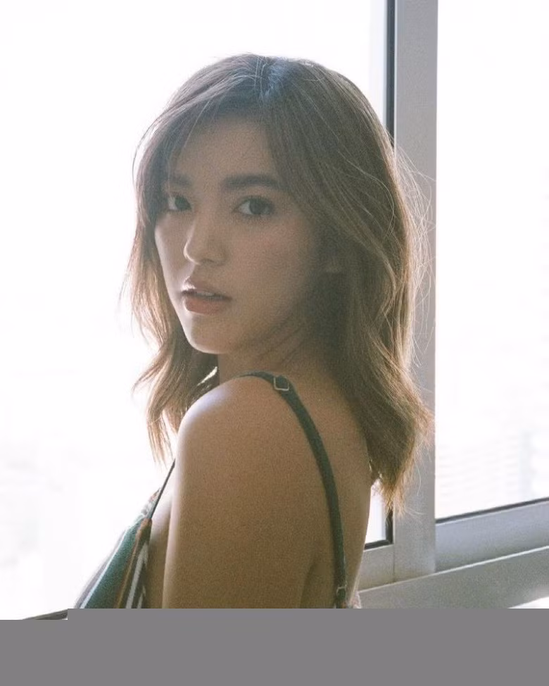 Từng được biết đến là học trò của Minh Tú tại The Face 2027, Ggigie Trúc Anh những năm qua không còn hoạt động trong showbiz Việt. Tuy nhiên, cô lại là gương mặt sáng giá và nổi tiếng trong làng giải trí Thái Lan.