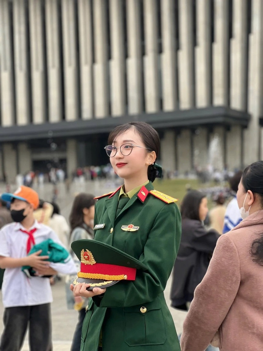 "Ban đầu, mình không nghĩ clip sẽ viral đến vậy. Tối ngày 18, sau buổi hợp luyện và lên xe đi về, mọi người mới bảo clip của mình được đăng lại trên nhiều trang. Mình rất hạnh phúc khi nhận được sự yêu thương trong thời gian làm nhiệm vụ", cô nàng quê Vĩnh Phúc bày tỏ.