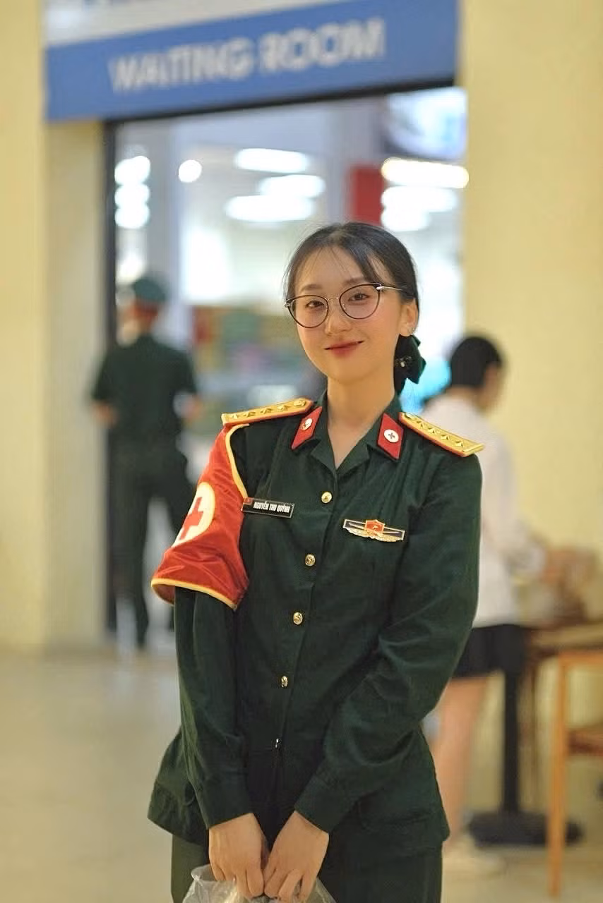 Sinh ra trong gia đình có truyền thống làm trong ngành quân đội, cả bố, anh trai và chị dâu đều là quân nhân, nên Thu Quỳnh cũng hy vọng được phục vụ trong quân ngũ, dù theo học ngành khác.