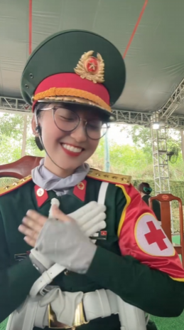 Nữ quân nhân xinh đẹp này nhận nhiều lời khen khi bắt chước lại nụ cười của nam diễn viên Hàn Quốc Kim Seon Ho trong bộ phim Khi cuộc đời cho bạn quả quýt.