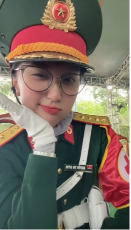 Clip của Quỳnh nhanh chóng viral (lan truyền) khắp các trang mạng. Nhiều người bị thu hút bởi biểu cảm ngọt ngào của nữ chiến sĩ sinh năm 2001.