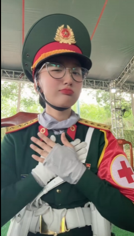 Sáng 18/4, trong phút nghỉ ngơi sau buổi tập luyện trước thềm hợp luyện diễu binh, diễu hành cho lễ kỷ niệm 50 năm Giải phóng miền Nam, thống nhất đất nước 30/4 tại TP.HCM, Nguyễn Thu Quỳnh dành chút thời gian quay clip "đu trend" TikTok để lan tỏa năng lượng tích cực.