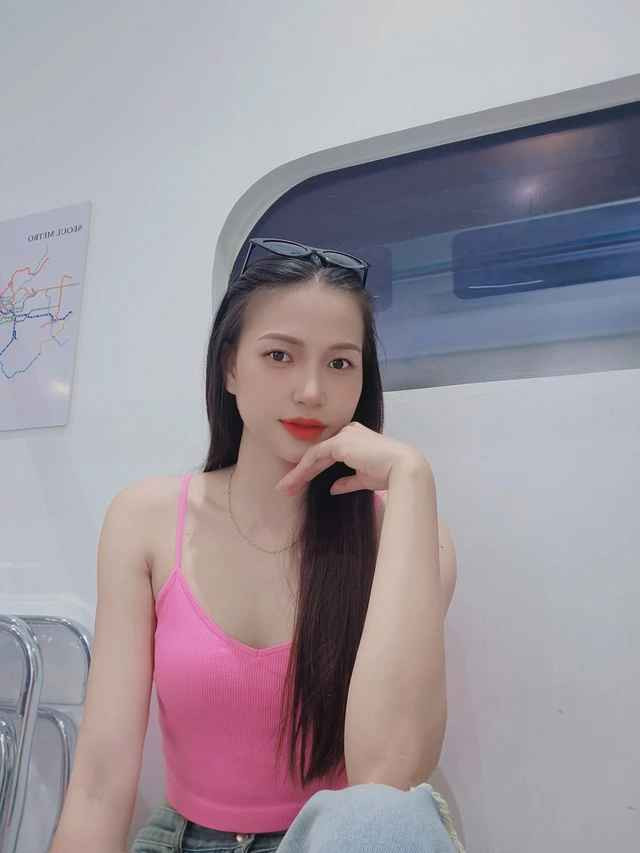 Gái xinh làng bóng chuyền có phong cách thời trang đời thường trẻ trung, ưa chuộng diện những mẫu váy dây có thiết kế cúp ngực, tôn vóc dáng gợi cảm