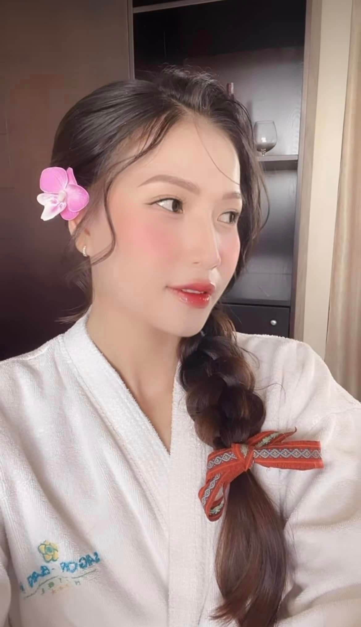 Sở hữu chiều cao ấn tượng 1,81m, Lữ Thị Phương thường xuyên lựa chọn mặc những mẫu quần, váy dáng ngắn để khoe khéo đôi chân dài thẳng tắp.