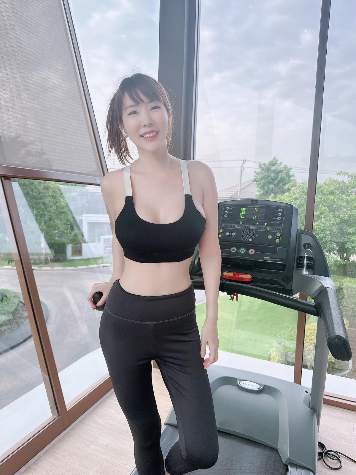 Trong những hình ảnh đời thường, Parvinee Tatiyakajohnlert cũng chăm chỉ phô diễn nét đẹp cơ thể của mình.